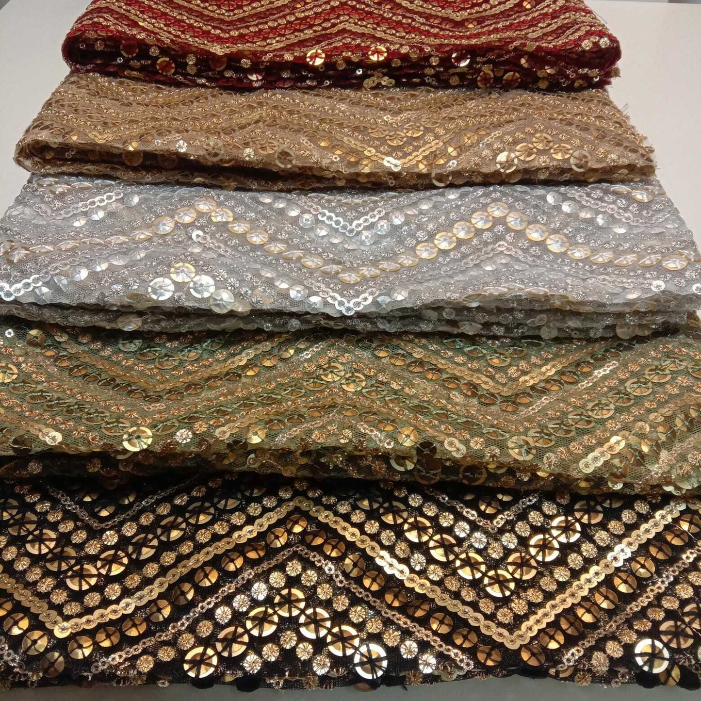 Sabyasachi Net Lehnga Kleiderstoff, Pailletten-Glitzerstoff, 111,8 cm, Designer-Kleiderstoff (Dunkelrot)