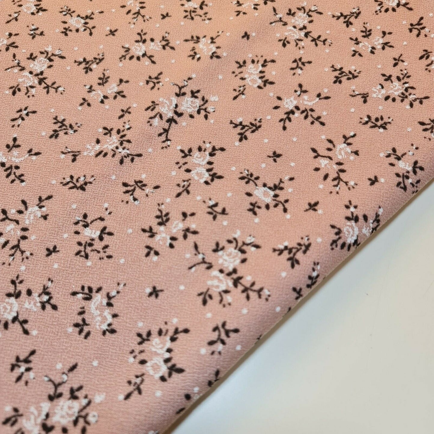 Rosa Ditsy Floral Designer Crepe Stretch Kleid Handwerk Stoff 58" pro Meter