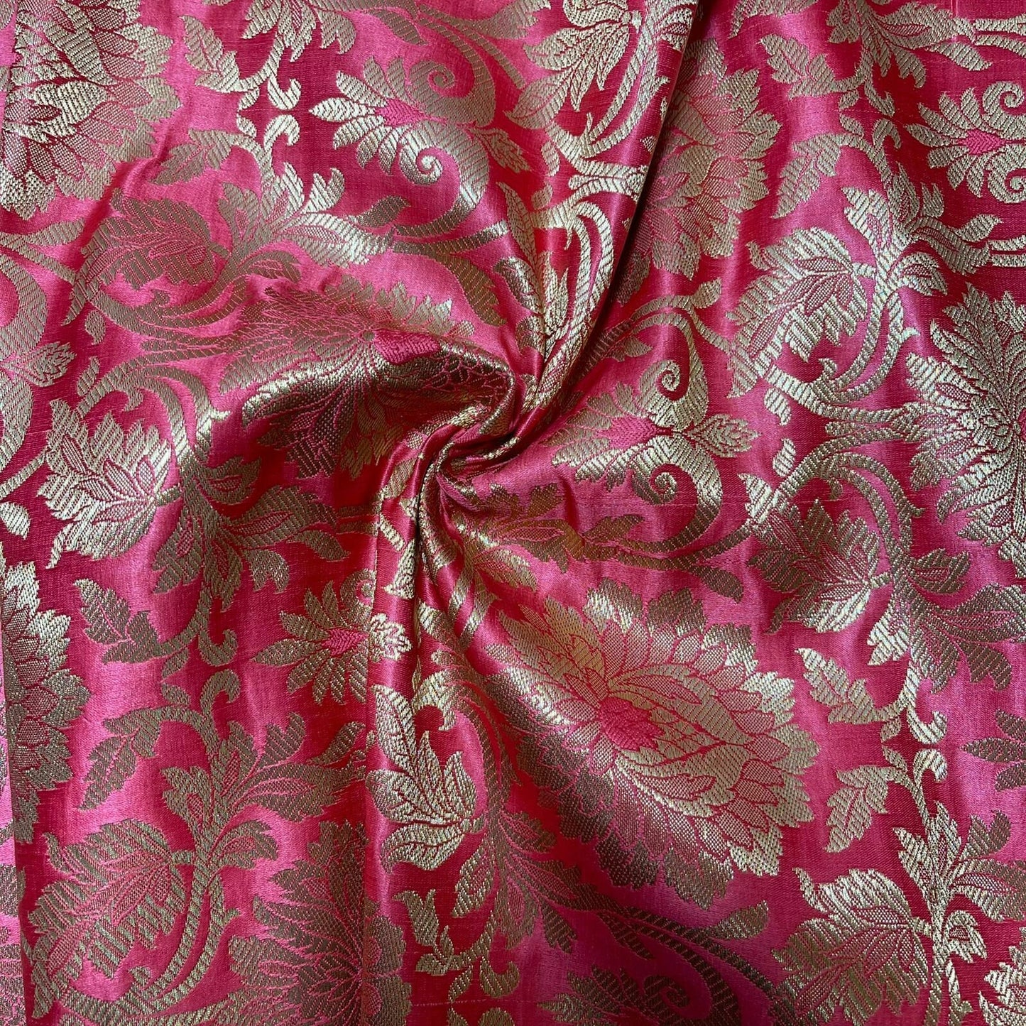 Indischer Banarasi-Brokatstoff mit floralem Ornamentdruck in Goldmetallic, D 44"