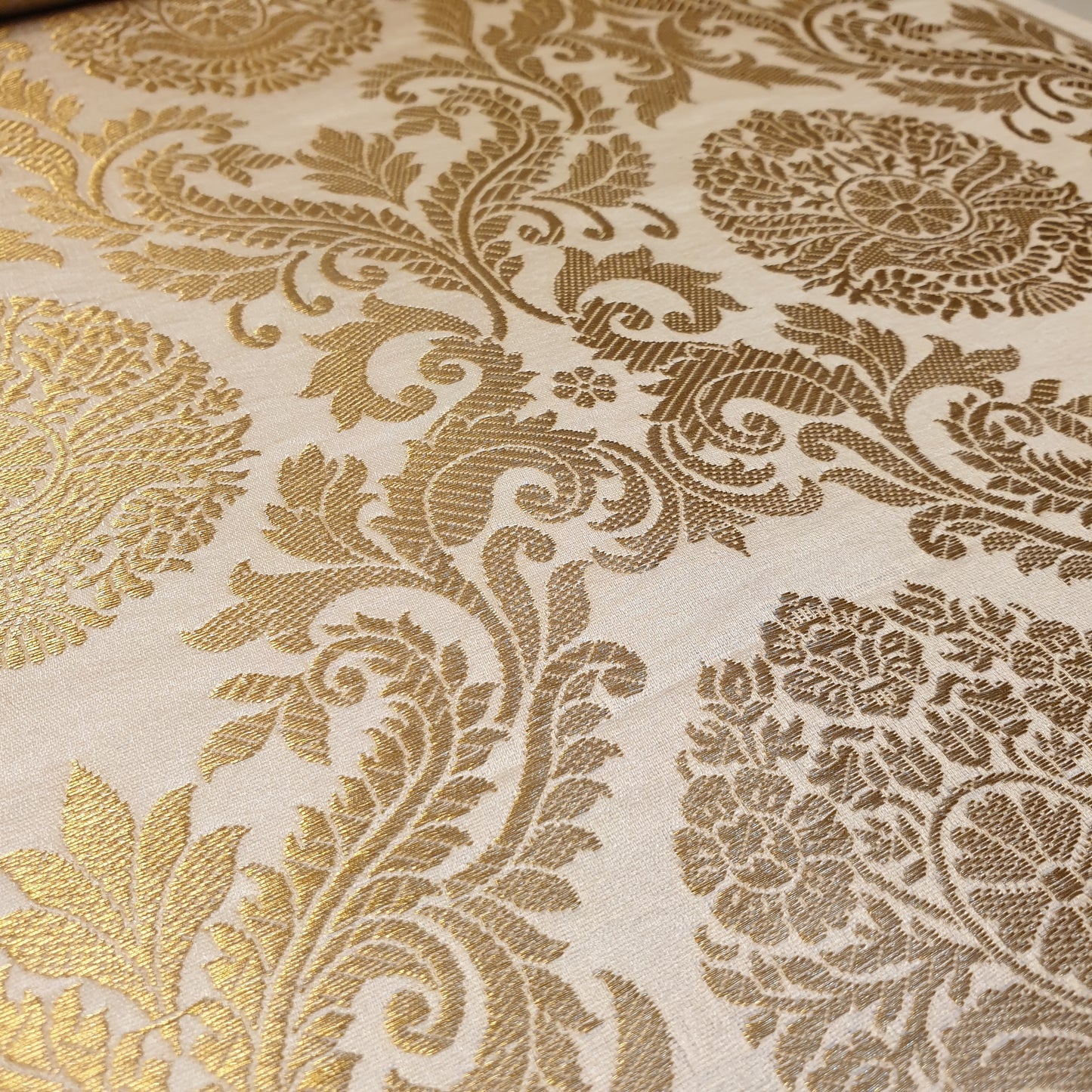 Ornamentaler Paisley Gold Metallic Druck Indischer Banarasi Brokat Stoff Meterware