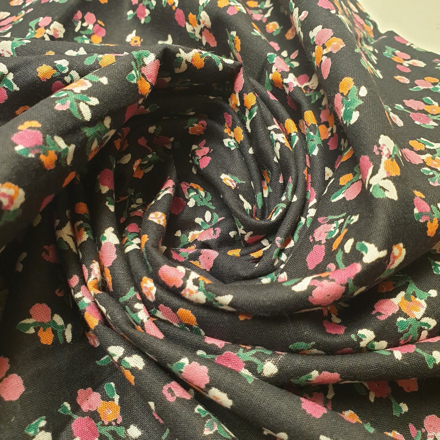 Black Floral 100% Cotton Lawn Fabric Craft Quilting Patchwork Material Meter 44" (Copy)