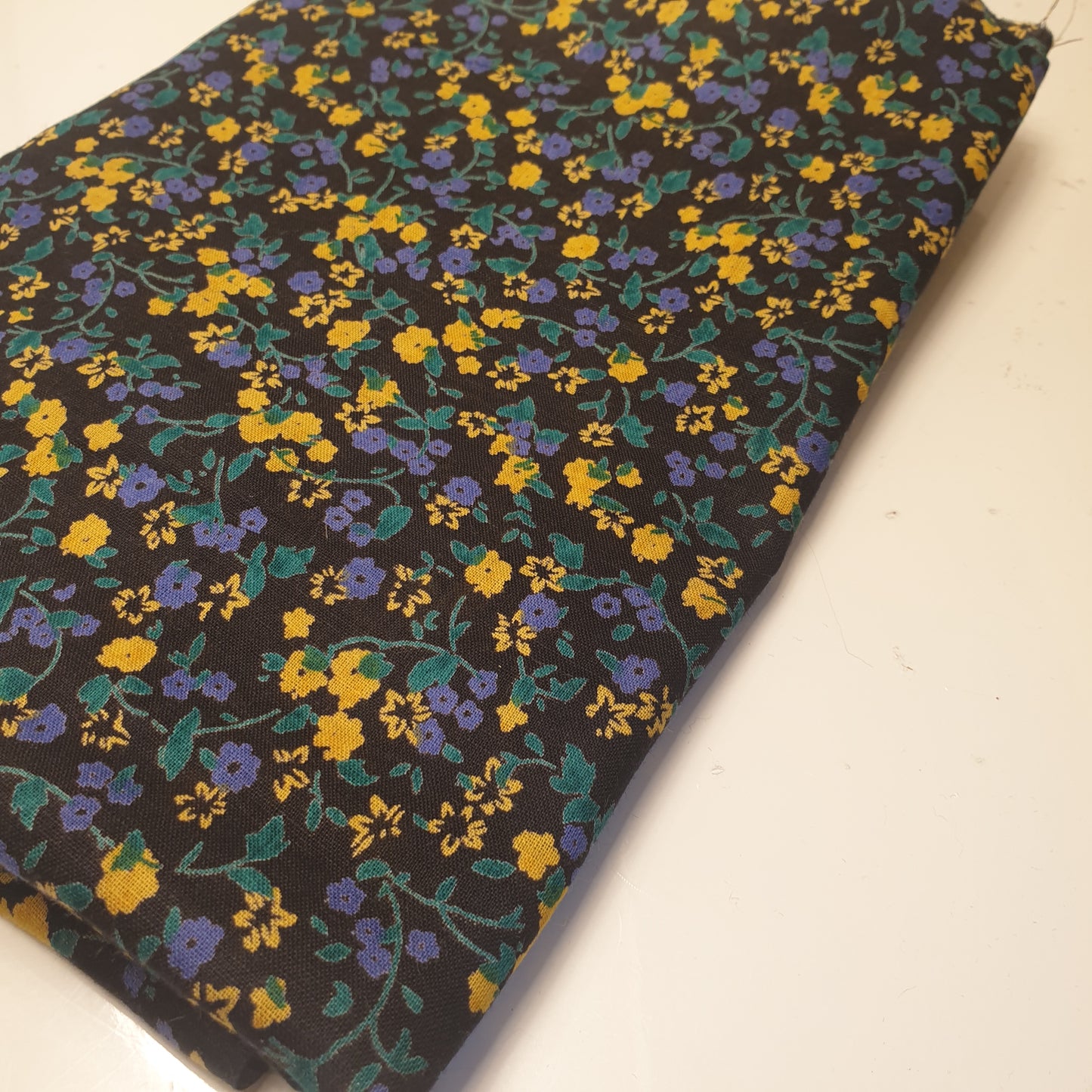 Black Ditsy Floral 100% Cotton Lawn Fabric Craft Quilting Patchwork Material Meter 44"