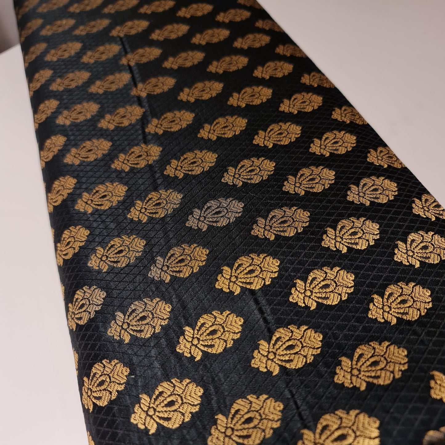 Ornamentaler Paisley Gold Metallic Druck Indischer Banarasi Brokat Stoff Meterware