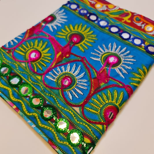 Türkisfarbener Baumwollbatist, indische ethnische Spiegelstickerei, Rangoli, Boho, Banjara, Stoff, 111,8 cm, Meterware