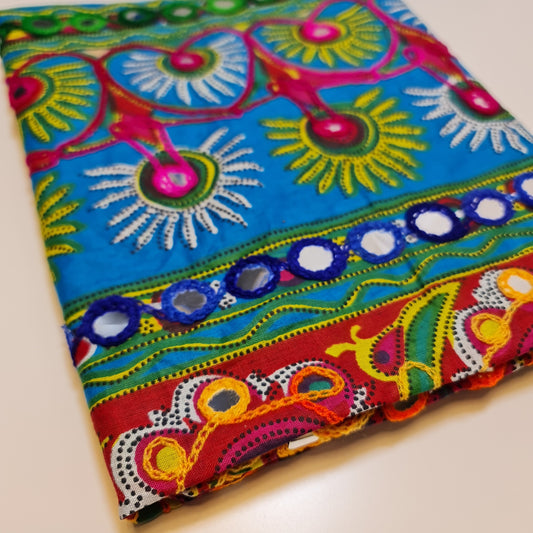 Türkisfarbener Baumwollbatist, indische ethnische Spiegelstickerei, Rangoli, Boho, Banjara, Stoff, 111,8 cm, Meterware
