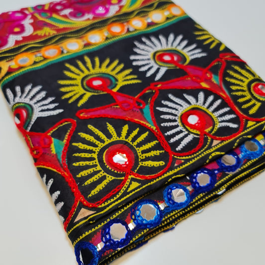 Grüner Baumwollbatist, indischer ethnischer Spiegelstickerei-Rangoli-Boho-Banjara-Stoff, 44 Zoll