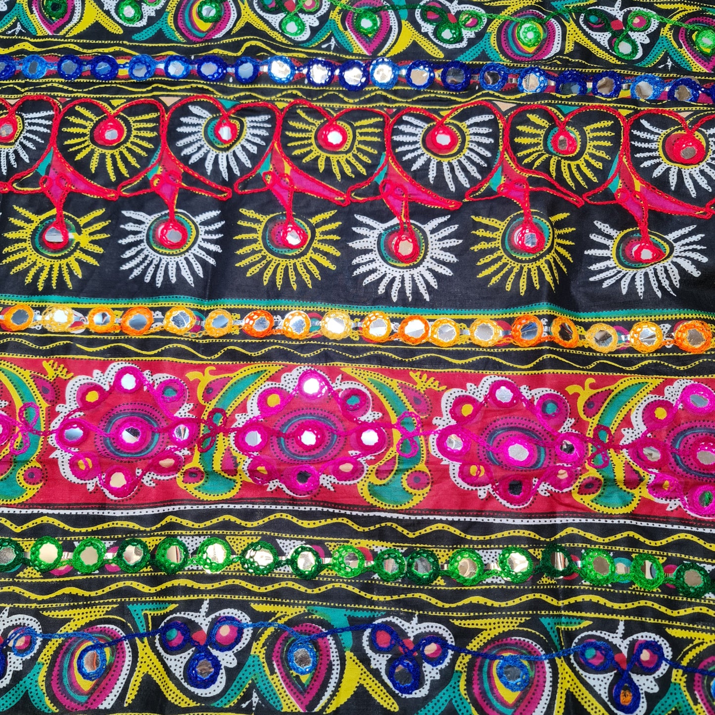 Grüner Baumwollbatist, indischer ethnischer Spiegelstickerei-Rangoli-Boho-Banjara-Stoff, 44 Zoll