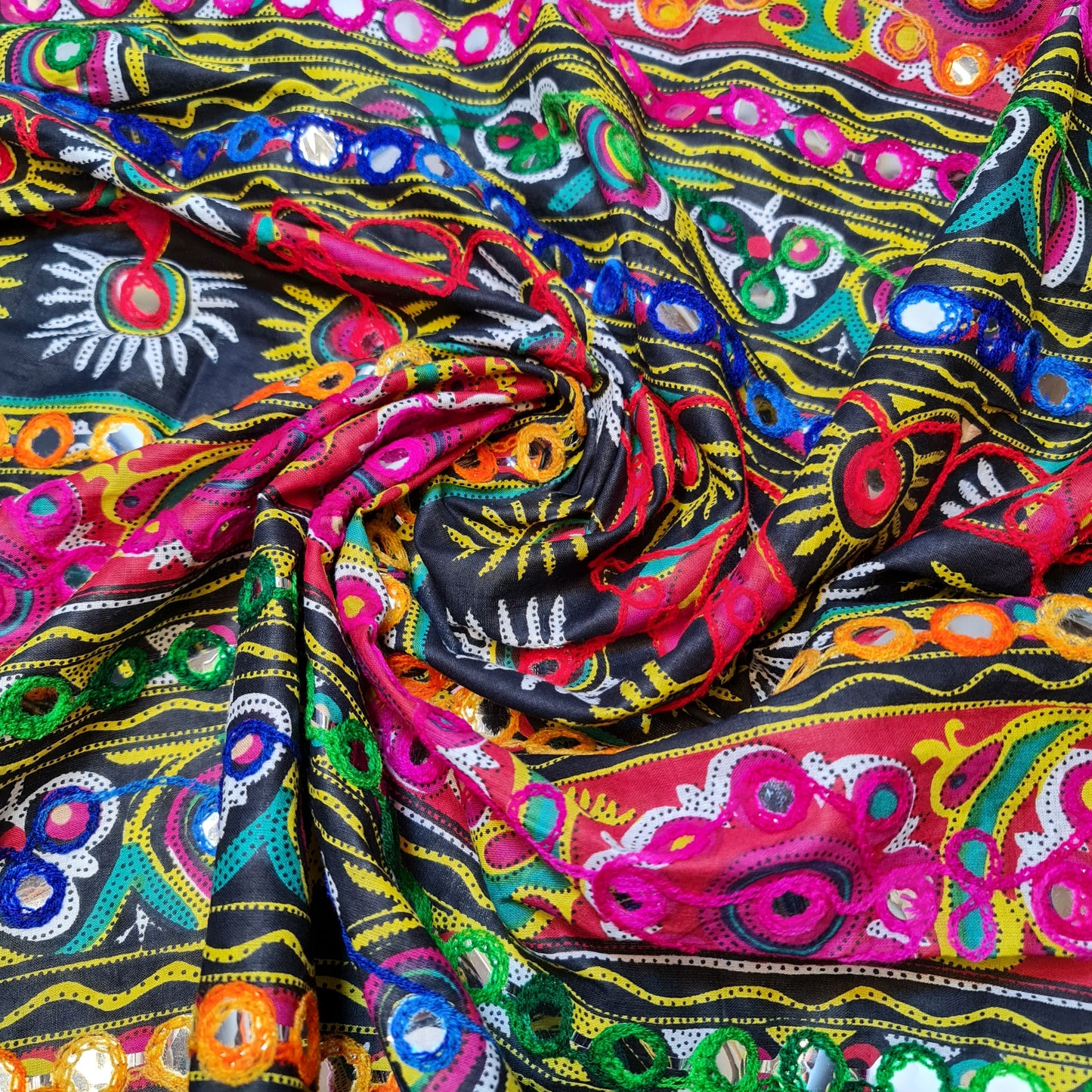 Grüner Baumwollbatist, indischer ethnischer Spiegelstickerei-Rangoli-Boho-Banjara-Stoff, 44 Zoll