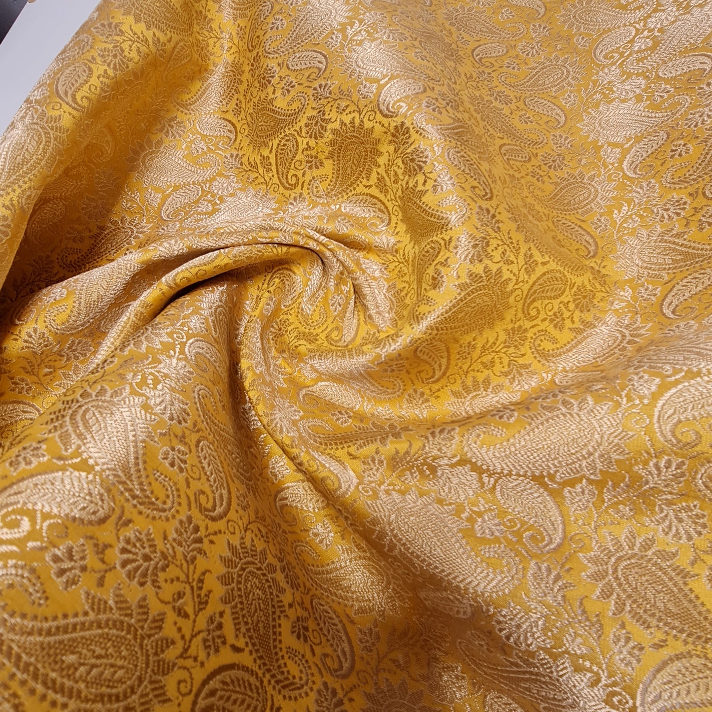 Indischer Brokatstoff mit Ornament-Blumenmuster, Pastellfarben, Goldmetallic-Druck, 111,8 cm