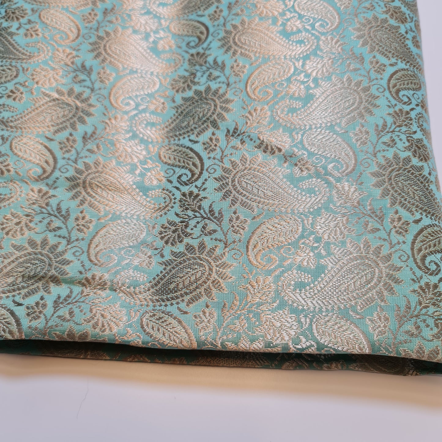 Indischer Brokatstoff mit Ornament-Blumenmuster, Pastellfarben, Goldmetallic-Druck, 111,8 cm