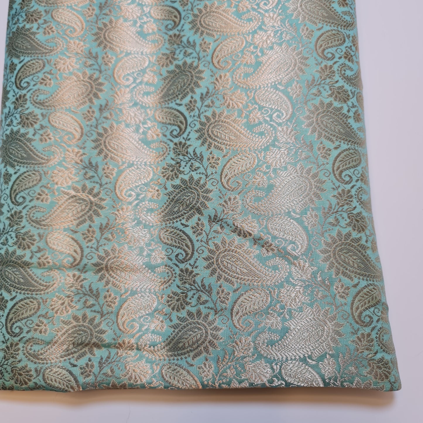 Indischer Brokatstoff mit Ornament-Blumenmuster, Pastellfarben, Goldmetallic-Druck, 111,8 cm