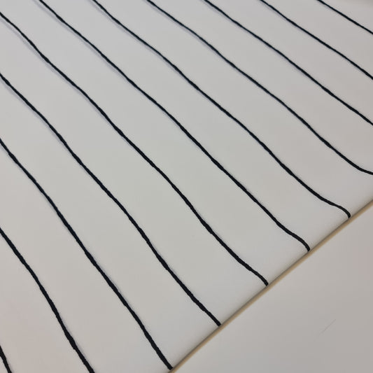 Weiß/Schwarz gestreifter Bubble Crepe Kleiderstoff, weicher Polyester-Handwerksstoff, Drapierungsstoff, 147,3 cm pro Meter