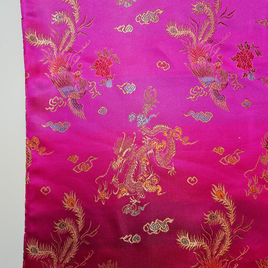 Traditioneller chinesischer bestickter Brokat, seidiger Poly-Satin, orientalischer Drachendruck, meterweise (Hot Pink)