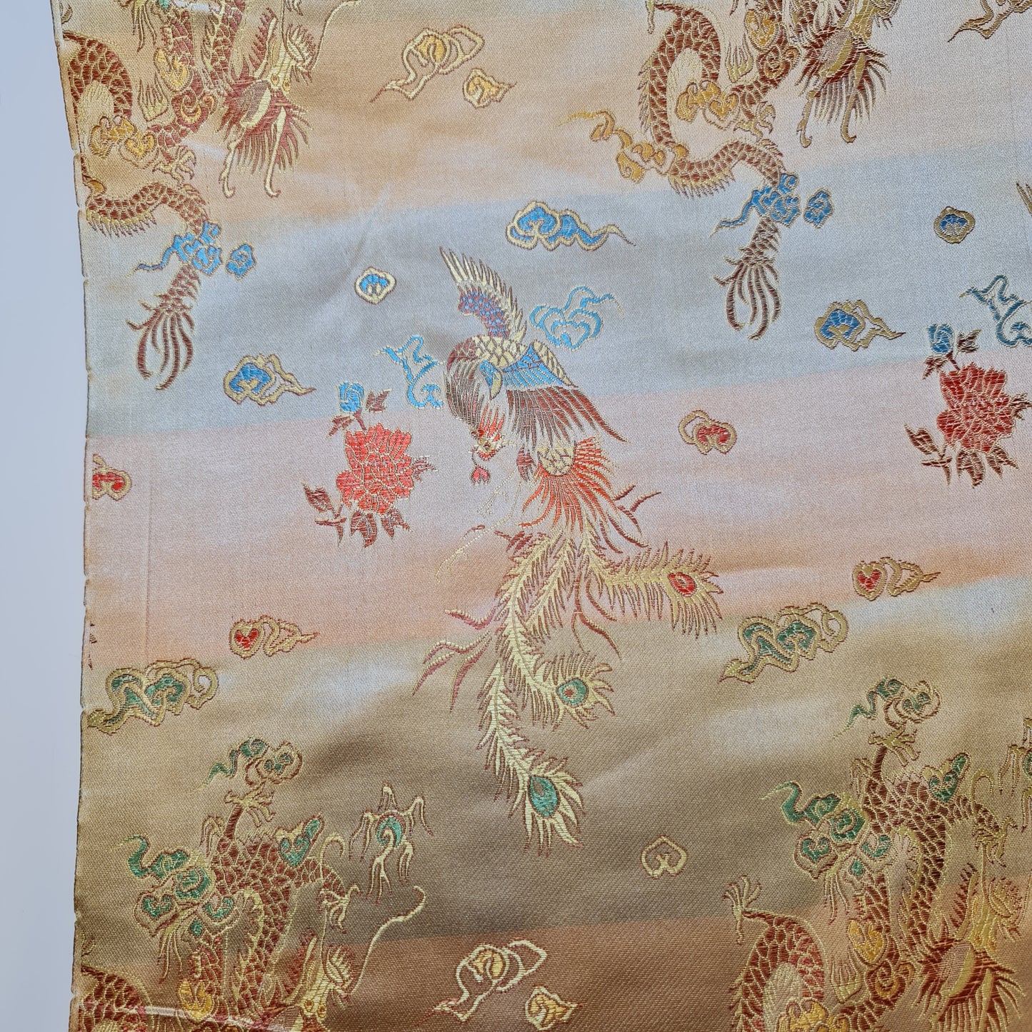 Traditioneller chinesischer bestickter Brokat, seidiger Poly-Satin, orientalischer Drachendruck (Gold)