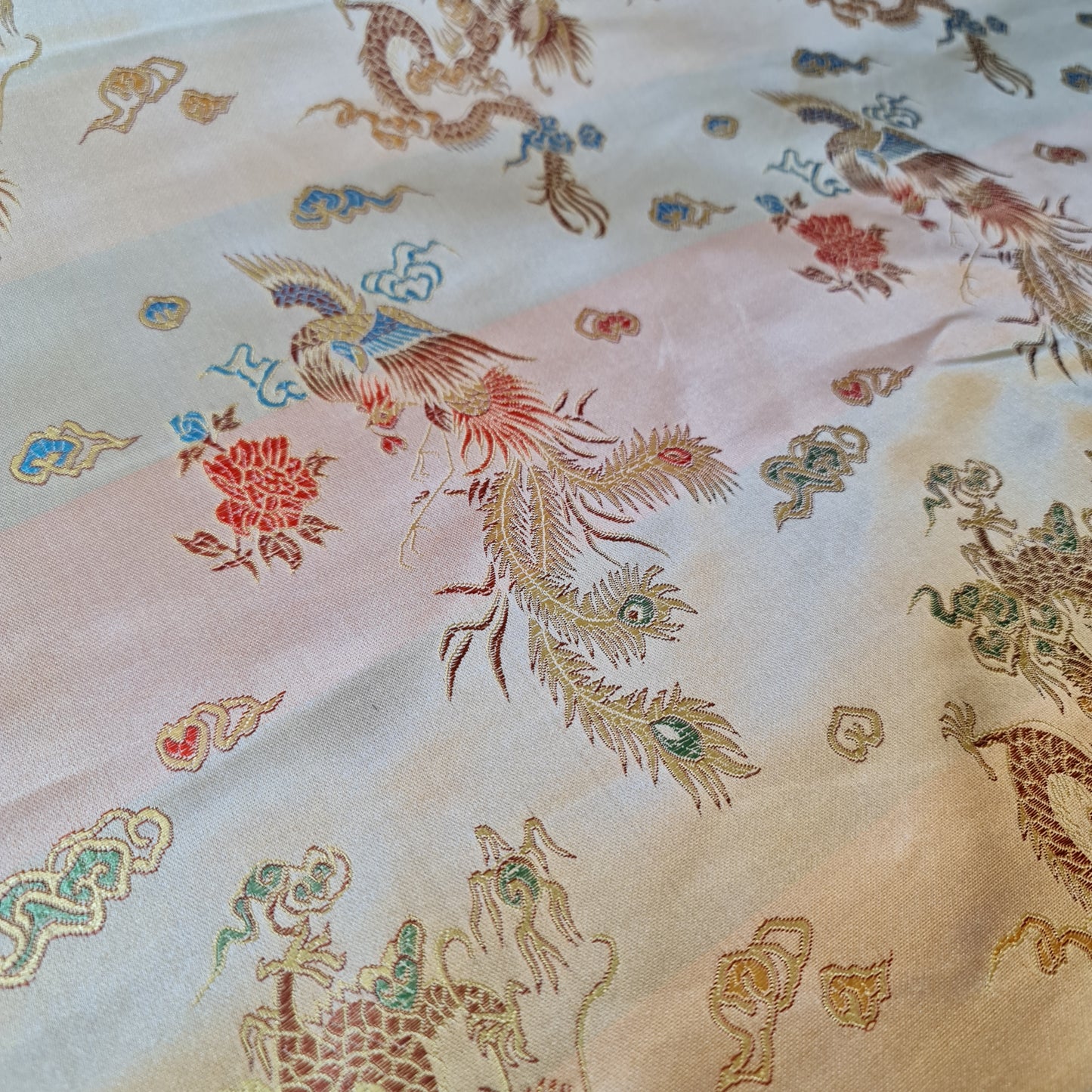 Traditioneller chinesischer bestickter Brokat, seidiger Poly-Satin, orientalischer Drachendruck (Gold)