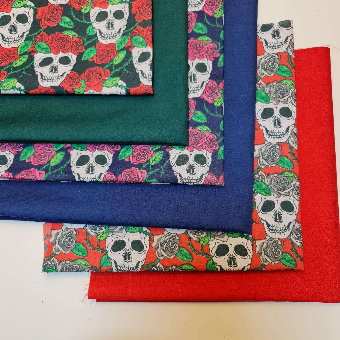 6 Stück Polycotton-Stoff mit Totenköpfen und Rosen, Halloween-Thema, 50 x 50 cm, Fat Quarters, Patchwork- und Quiltstoff