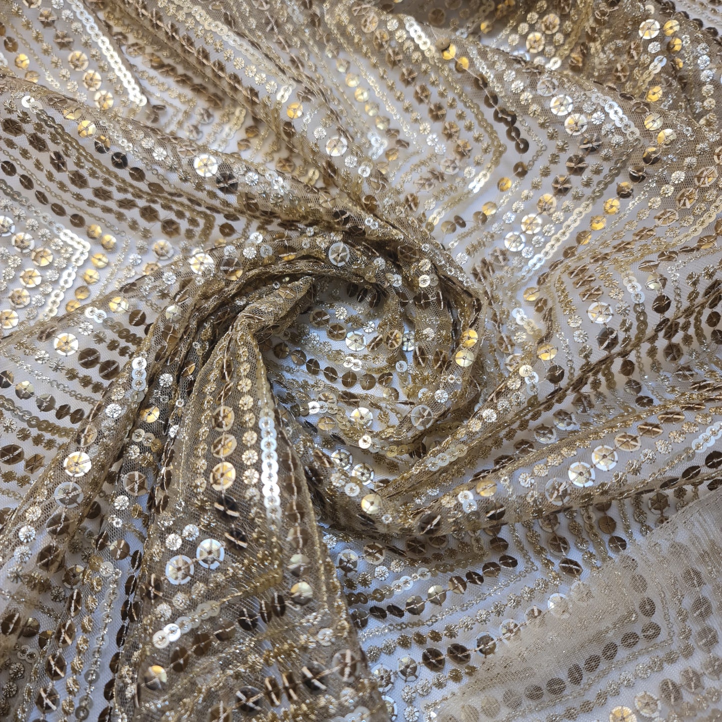 Sabyasachi Net Lehnga Kleiderstoff, Pailletten-Glitzerstoff, 111,8 cm, Designer-Kleiderstoff (Dunkelrot)