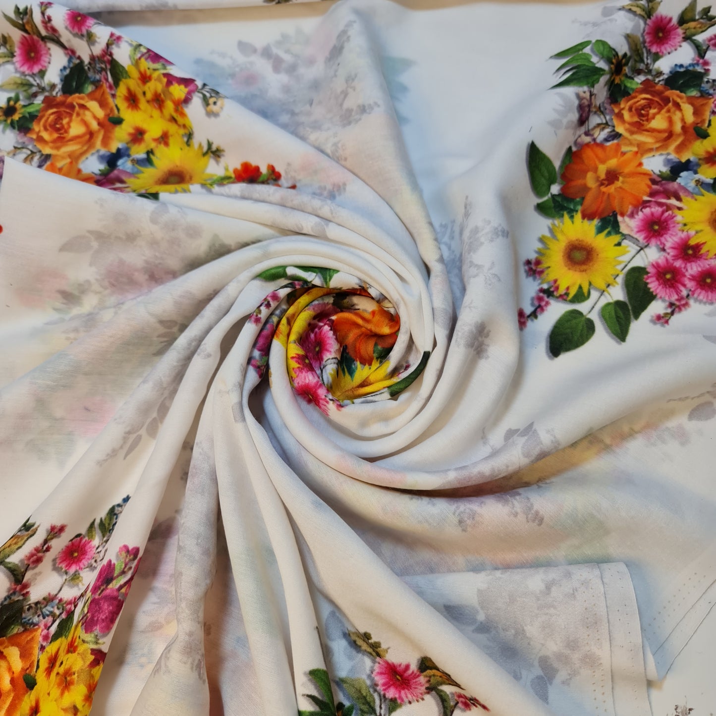 Weicher Musselin-Polyesterstoff mit digitalem Blumendruck, für Kleider, Drapierungen und Bastelarbeiten, 111,8 cm, Meterware (Design 3)