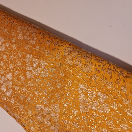 Indischer Brokatstoff mit Ornament-Blumenmuster, Pastellfarben, Goldmetallic-Druck, 111,8 cm