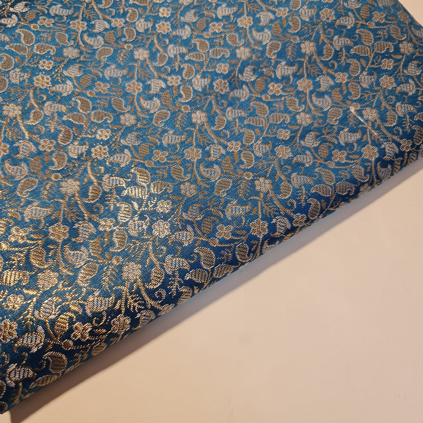 Brokatstoff mit blumigem Blattgold-Druck und floralem Jacquard-Druck, indischer Banarasi-Stoff, 111,8 cm (Magenta).