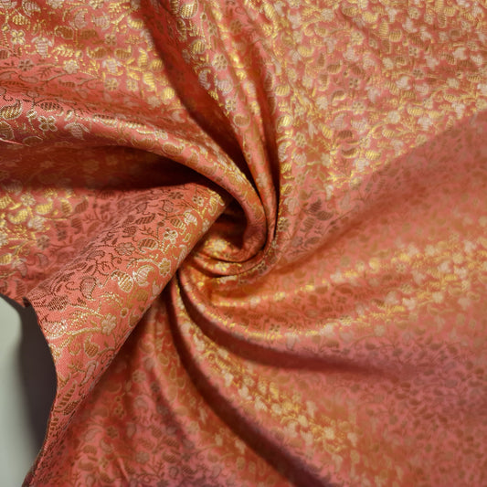 Brokatstoff mit blumigem Blattgold-Druck und floralem Jacquard-Druck, indischer Banarasi-Stoff, 111,8 cm (Magenta).