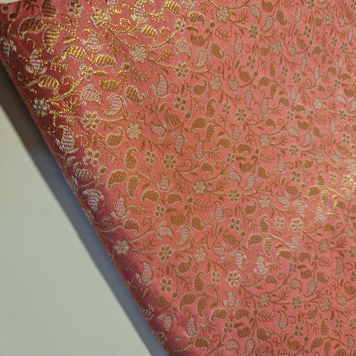 Brokatstoff mit blumigem Blattgold-Druck und floralem Jacquard-Druck, indischer Banarasi-Stoff, 111,8 cm (Magenta).