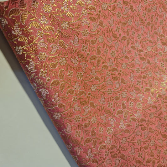 Brokatstoff mit blumigem Blattgold-Druck und floralem Jacquard-Druck, indischer Banarasi-Stoff, 111,8 cm (Magenta).