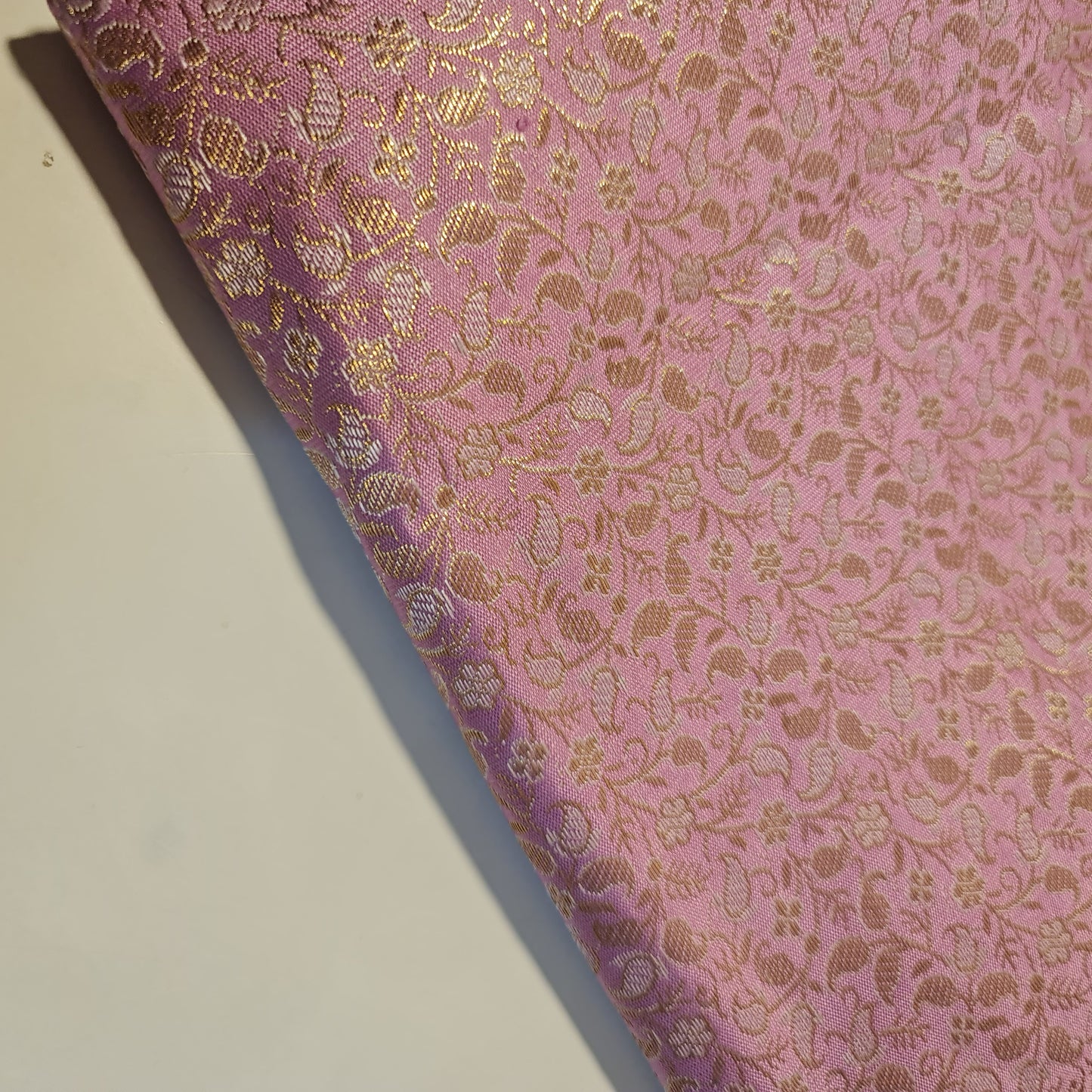 Brokatstoff mit blumigem Blattgold-Druck und floralem Jacquard-Druck, indischer Banarasi-Stoff, 111,8 cm (Magenta).