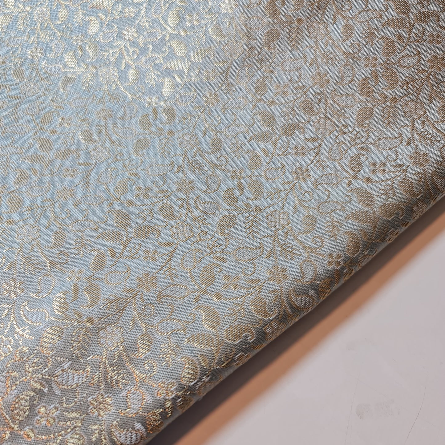 Brokatstoff mit blumigem Blattgold-Druck und floralem Jacquard-Druck, indischer Banarasi-Stoff, 111,8 cm (Magenta).