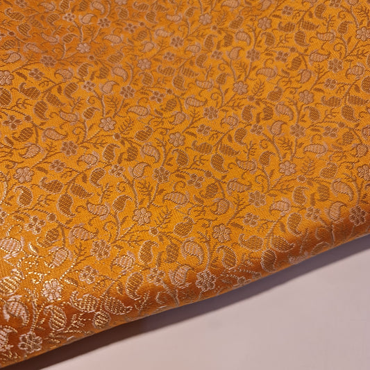 Brokatstoff mit blumigem Blattgold-Druck und floralem Jacquard-Druck, indischer Banarasi-Stoff, 111,8 cm (Magenta).