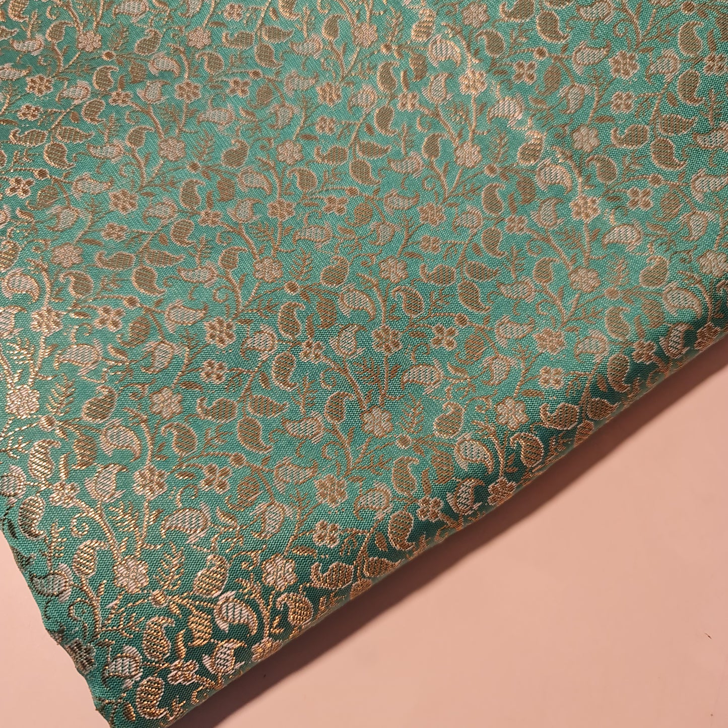 Brokatstoff mit blumigem Blattgold-Druck und floralem Jacquard-Druck, indischer Banarasi-Stoff, 111,8 cm (Magenta).