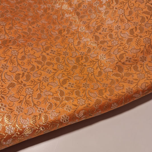 Brokatstoff mit blumigem Blattgold-Druck und floralem Jacquard-Druck, indischer Banarasi-Stoff, 111,8 cm (Magenta).