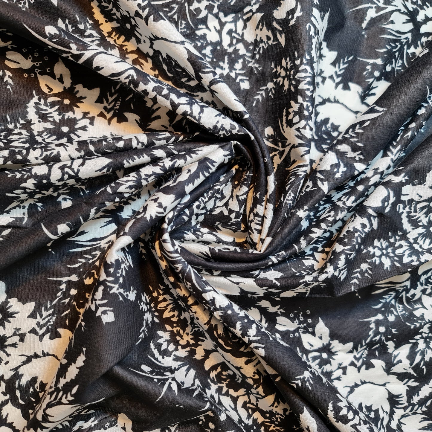 Black Roses 100% Cotton Lawn Fabric Craft Quilting Patchwork Material By Meter 44"