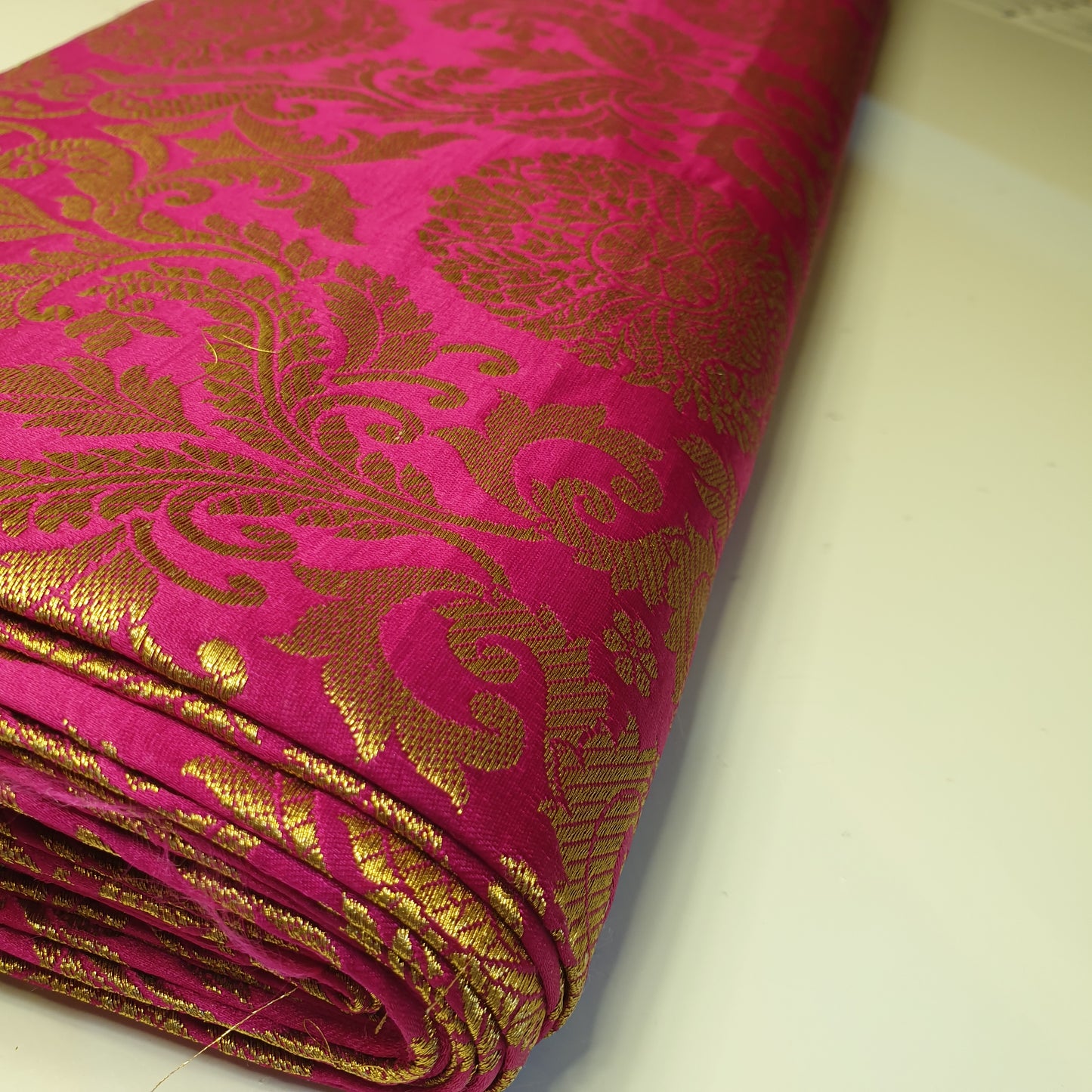 Ornamentaler Paisley Gold Metallic Druck Indischer Banarasi Brokat Stoff Meterware