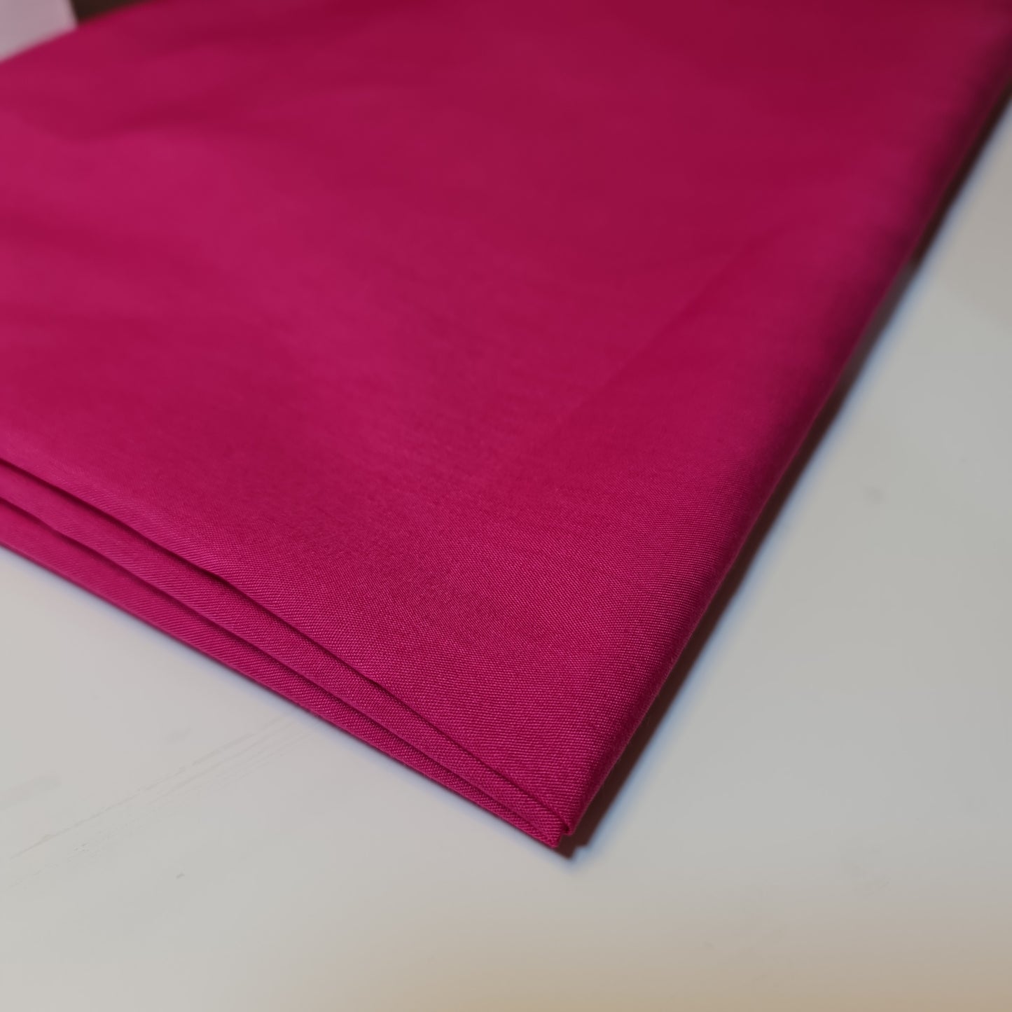 Textile Station Hot Pink (29) 44" breit, hochwertiges Polycotton, unifarben, gefärbter Stoff, Futter, Schneiderei, Drapieren, Dekorationsmaterial
