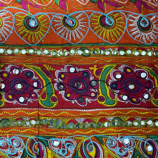 Oranger Baumwollbatist, indische ethnische Spiegelstickerei, Rangoli, Boho, Banjara, Stoff, 111,8 cm, Meterware
