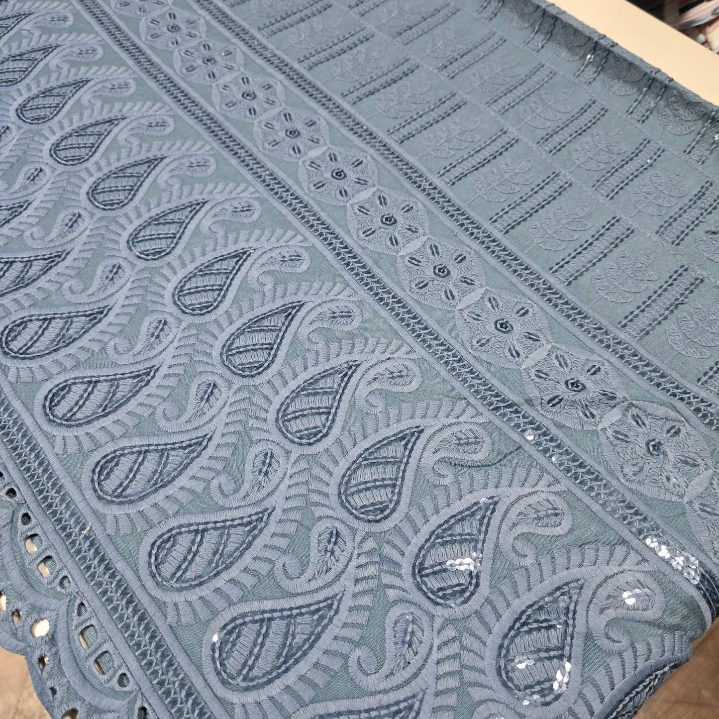 Broderie Anglais Pailletten-Stickerei, ANGLAISE, weicher Viskose-Kleider-Bastelstoff, 111,8 cm (Flaschengrün)