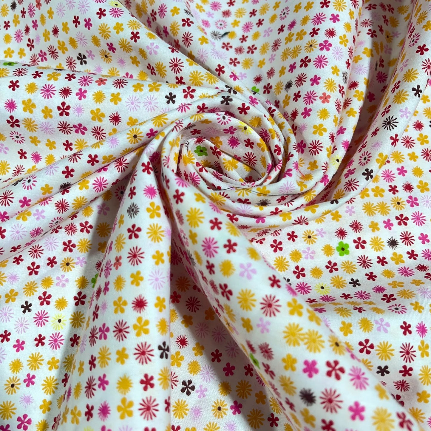 Mini Daisy Floral 100% Cotton Quilting Dress Craft Costume Fabric 58" Wide By The Meter