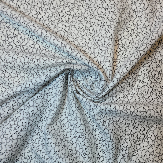 Weicher Stoff mit Blumenmuster aus 100 % Baumwolle zum Nähen und Quilten für Kinder – 44 Zoll breit, perfekt für Kleider und Bastelarbeiten (White Liberty Floral)