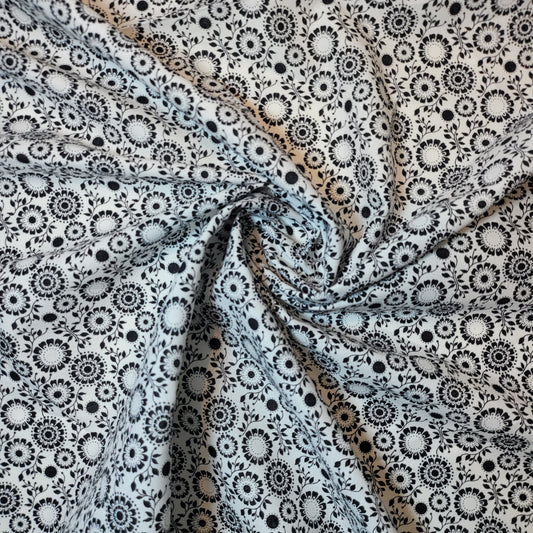 Weicher Stoff mit Blumenmuster aus 100 % Baumwolle zum Nähen und Quilten für Kinder – 44 Zoll breit, perfekt für Kleider und Bastelarbeiten (weißes Vektorblumenmuster)