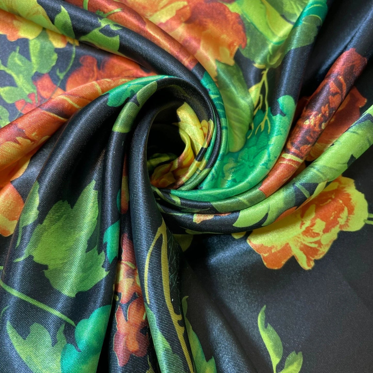 Weiches Satin-Kleidergewebe mit Blumenmuster, schwarze Rosen, Meterware, 147,3 cm