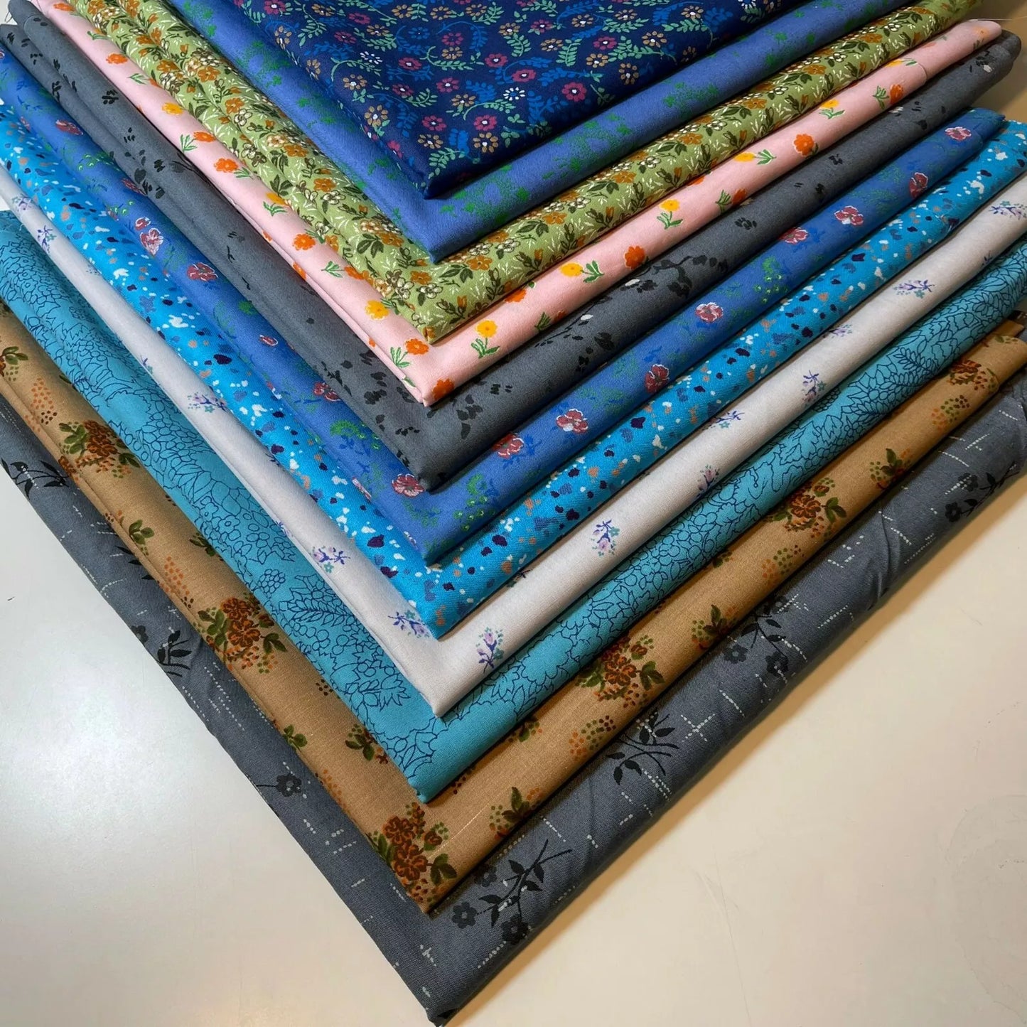 100% Cotton Vintage Material Novelty Floral Dress Craft Quilting Fabric 44" Wide By The Meter