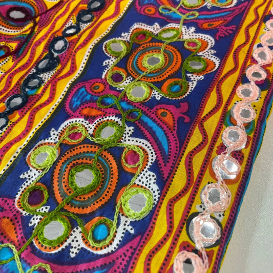 Gelber Baumwollbatist, indischer ethnischer Spiegelstickerei-Rangoli-Boho-Banjara-Stoff, 44 Zoll