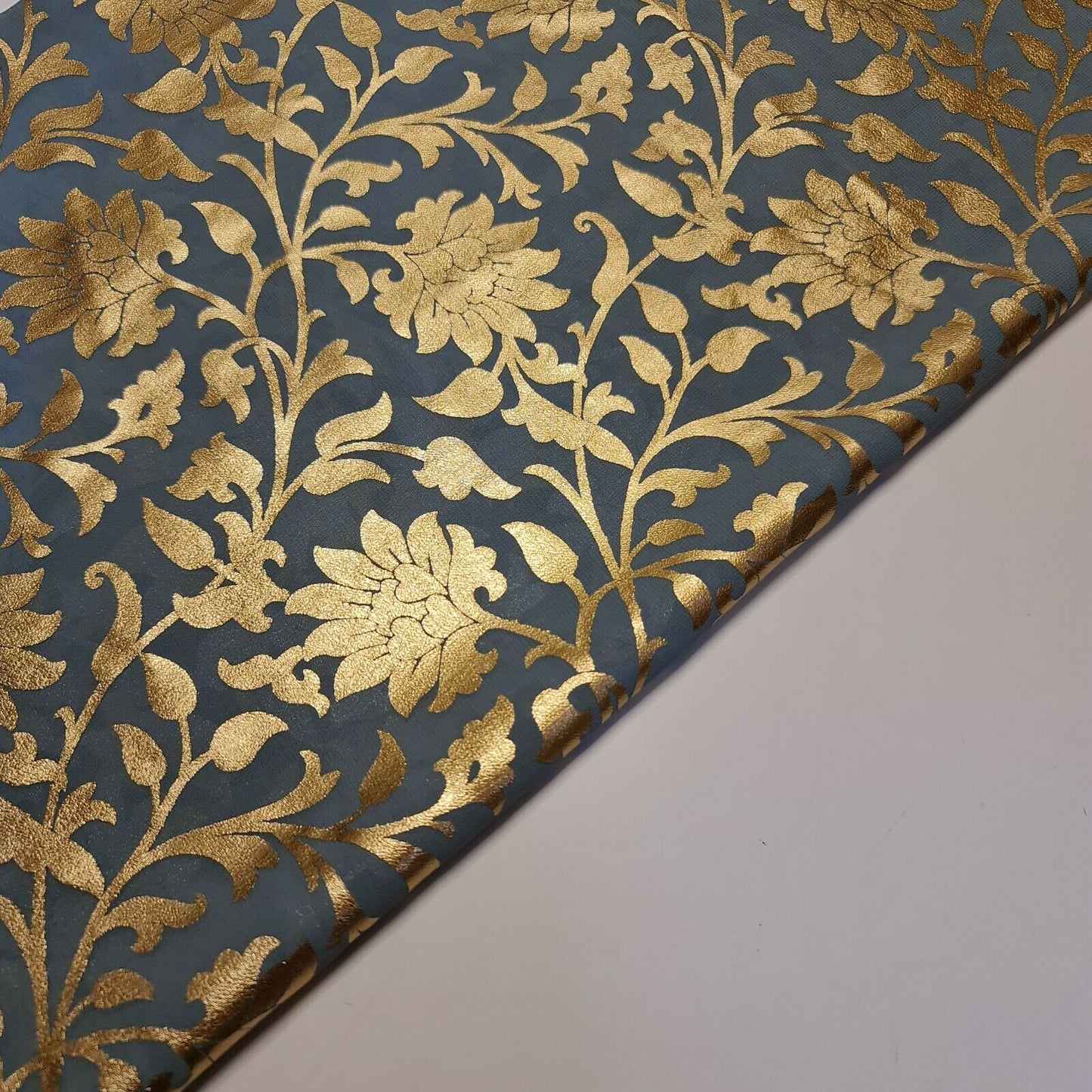 Floraler Goldfoliendruck, durchsichtiger Mooskreppstoff, für Kleider, Bastelarbeiten, Drapierungen, 111,8 cm