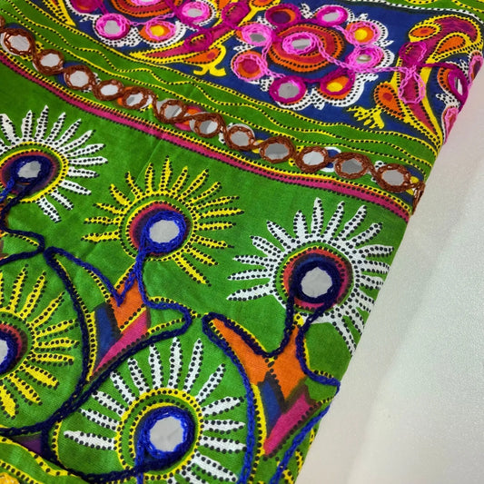 Grüner Baumwollbatist, indischer ethnischer Spiegelstickerei-Rangoli-Boho-Banjara-Stoff, 44 Zoll