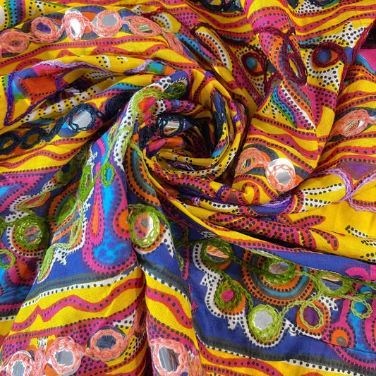 Gelber Baumwollbatist, indischer ethnischer Spiegelstickerei-Rangoli-Boho-Banjara-Stoff, 44 Zoll