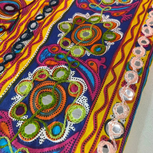 Grüner Baumwollbatist, indischer ethnischer Spiegelstickerei-Rangoli-Boho-Banjara-Stoff, 44 Zoll