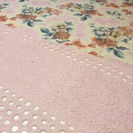 Kleiderstoff aus reiner Baumwolle mit Lochstickerei und Blumendruck (Koralle mit rosa Blumen).