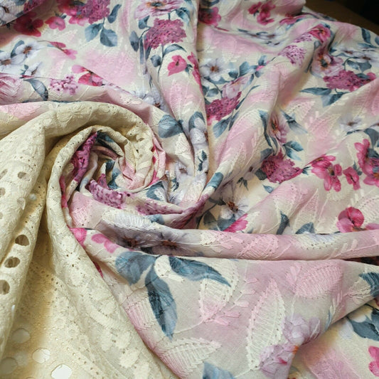 Kleiderstoff aus reiner Baumwolle mit Lochstickerei und Blumenmuster, Randstickerei (rosa, rosa Blumen)
