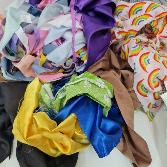 INeedFabrics 1-Kilo-Beutel mit Stoffresten – Stoffverschnitte, perfekt für Scrapbooking, Kartenherstellung, Puppenkleider und alle anderen Bastel- oder Hobbyarbeiten